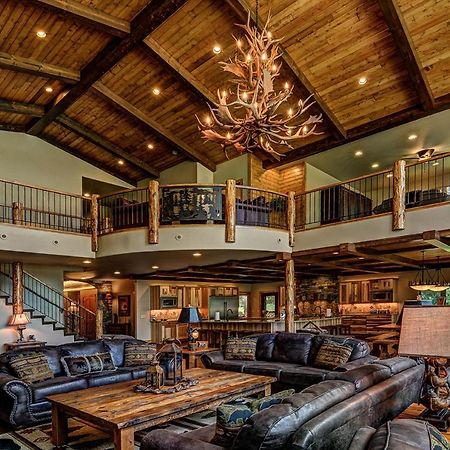 Whispering Pines Lodge: 9 Bedroom イーグル・リバー エクステリア 写真