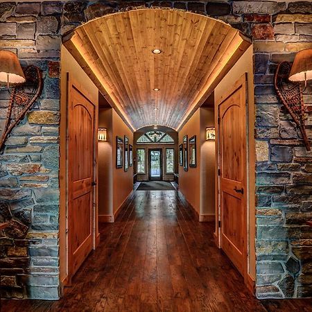 Whispering Pines Lodge: 9 Bedroom イーグル・リバー エクステリア 写真