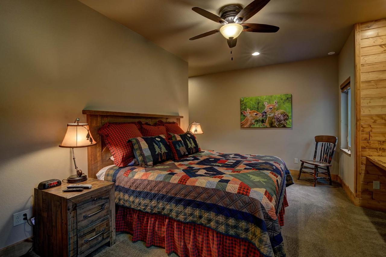 Whispering Pines Lodge: 9 Bedroom イーグル・リバー エクステリア 写真