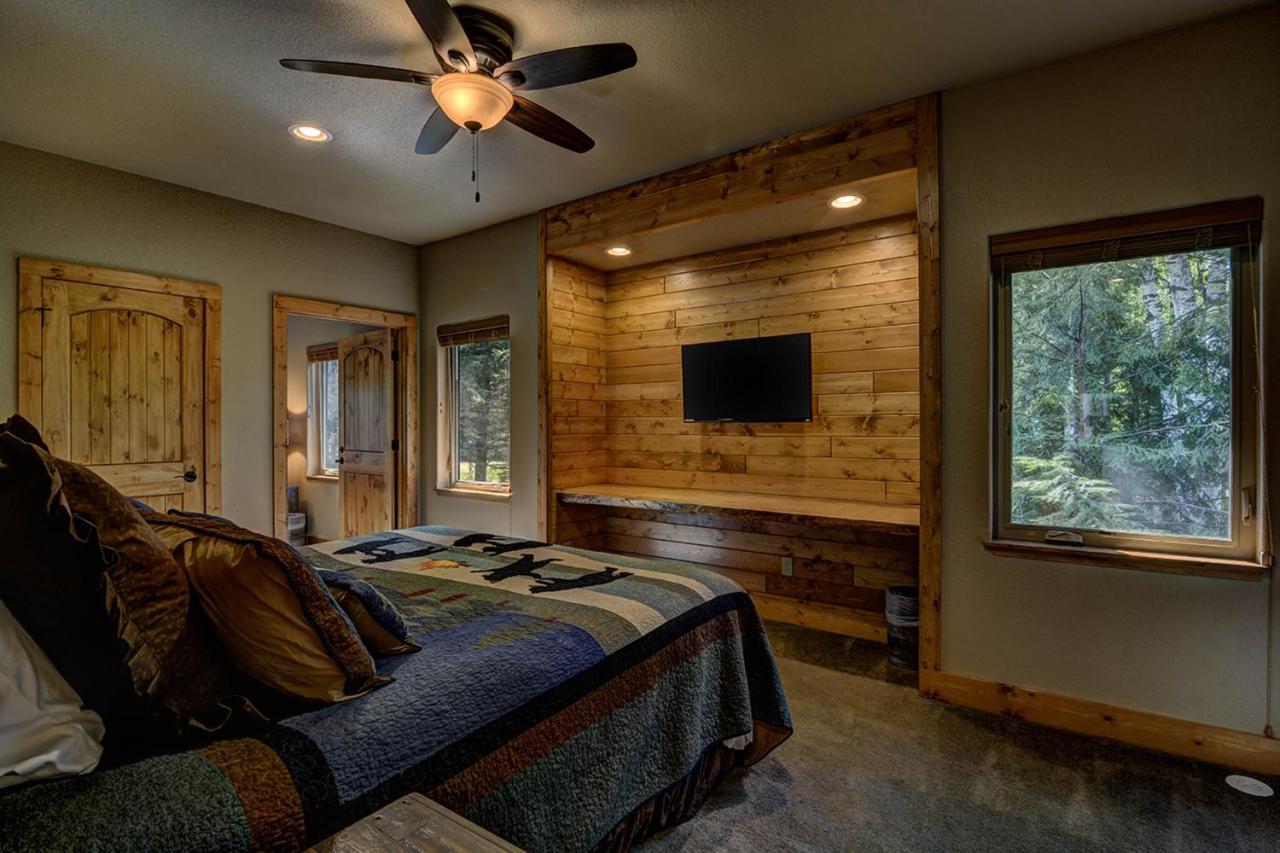 Whispering Pines Lodge: 9 Bedroom イーグル・リバー エクステリア 写真