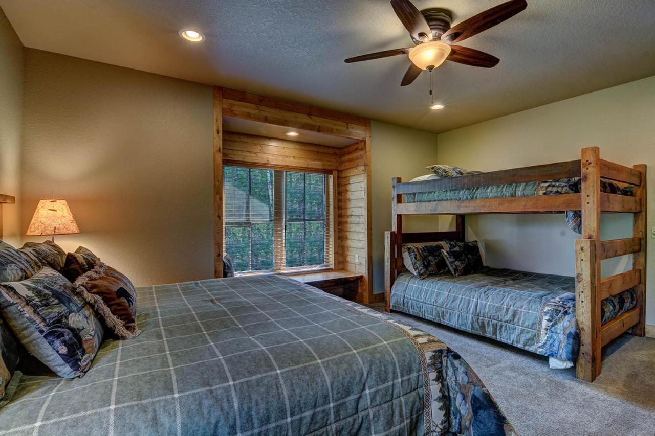 Whispering Pines Lodge: 9 Bedroom イーグル・リバー エクステリア 写真