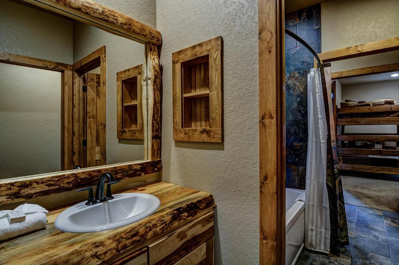 Whispering Pines Lodge: 9 Bedroom イーグル・リバー エクステリア 写真