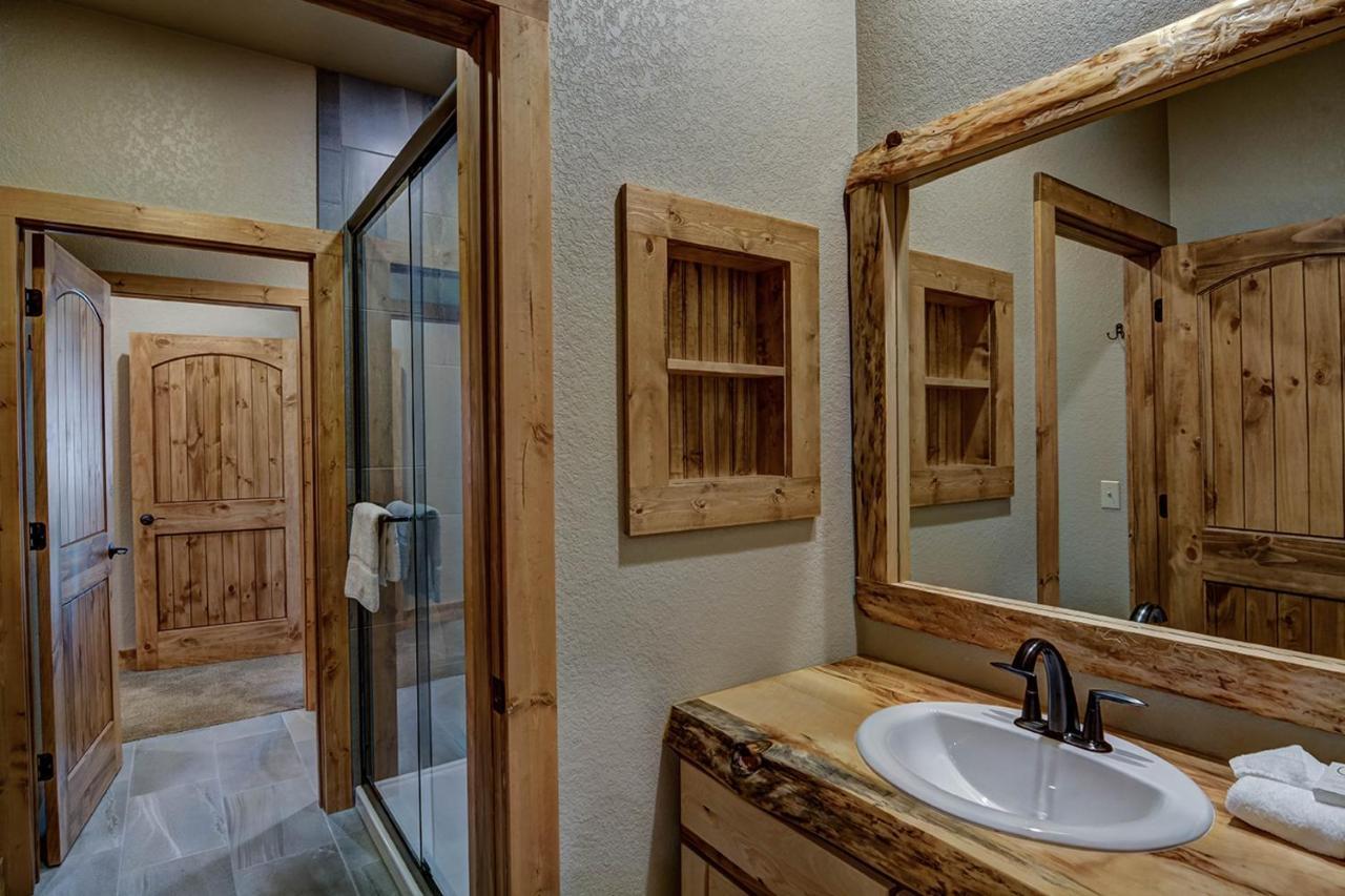 Whispering Pines Lodge: 9 Bedroom イーグル・リバー エクステリア 写真