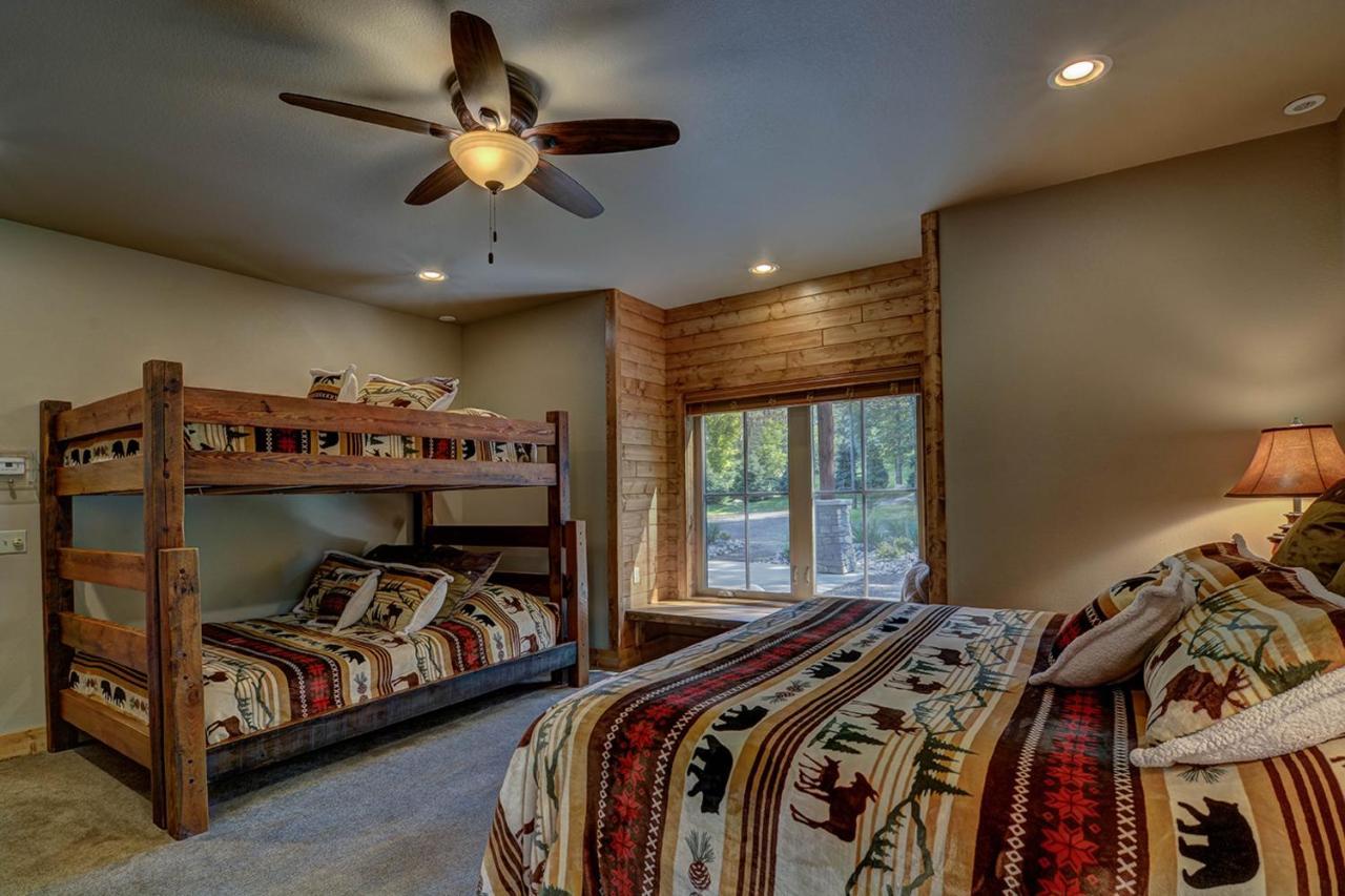 Whispering Pines Lodge: 9 Bedroom イーグル・リバー エクステリア 写真