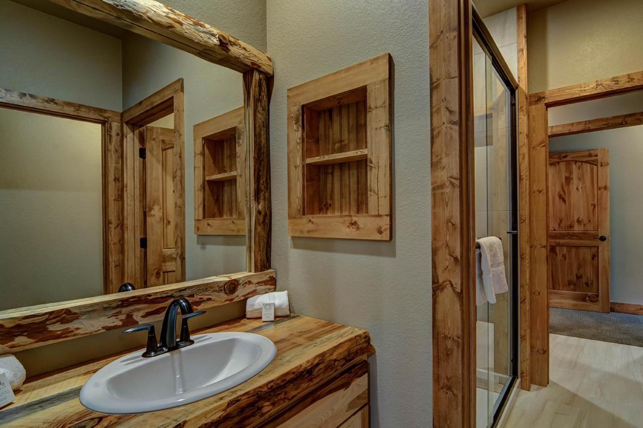 Whispering Pines Lodge: 9 Bedroom イーグル・リバー エクステリア 写真