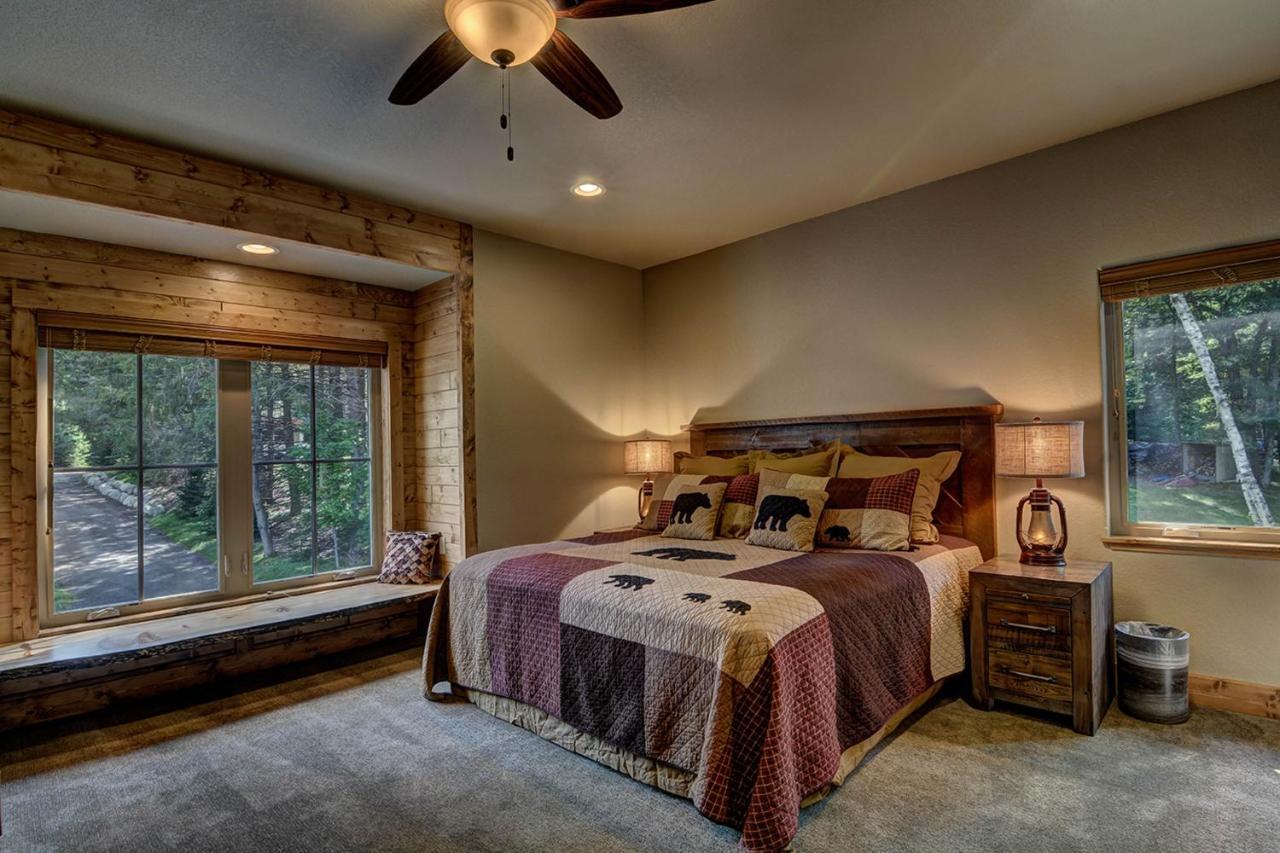 Whispering Pines Lodge: 9 Bedroom イーグル・リバー エクステリア 写真