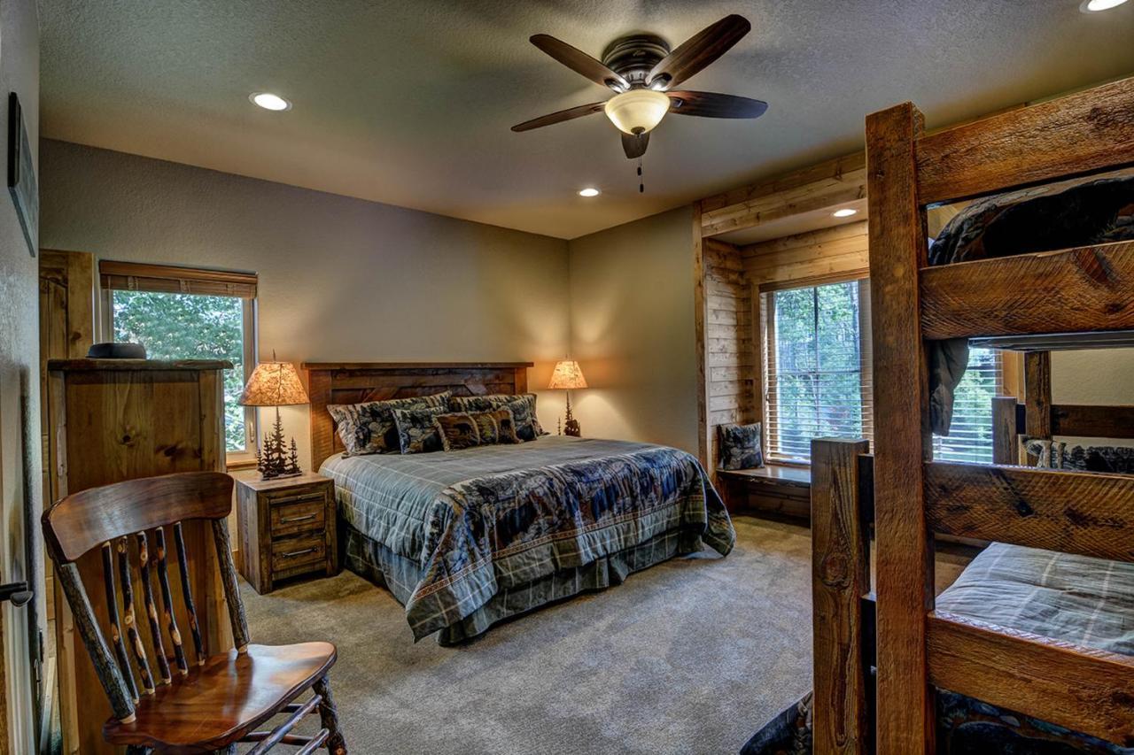 Whispering Pines Lodge: 9 Bedroom イーグル・リバー エクステリア 写真