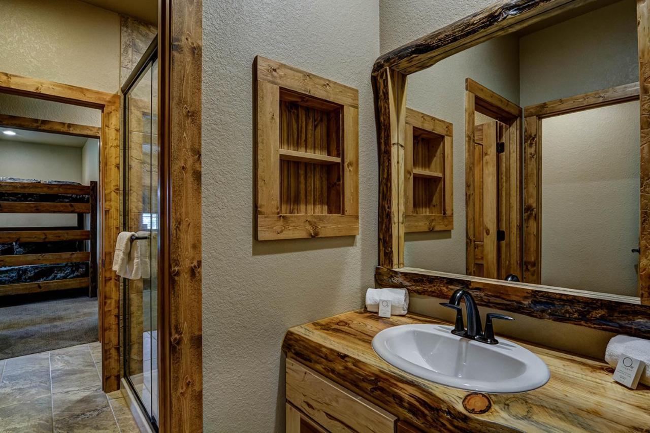 Whispering Pines Lodge: 9 Bedroom イーグル・リバー エクステリア 写真