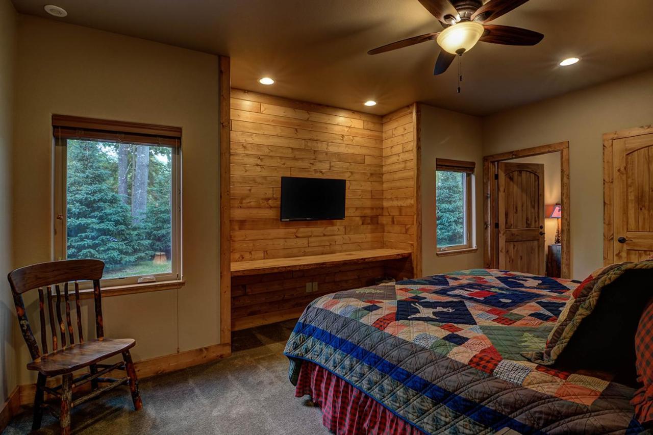 Whispering Pines Lodge: 9 Bedroom イーグル・リバー エクステリア 写真