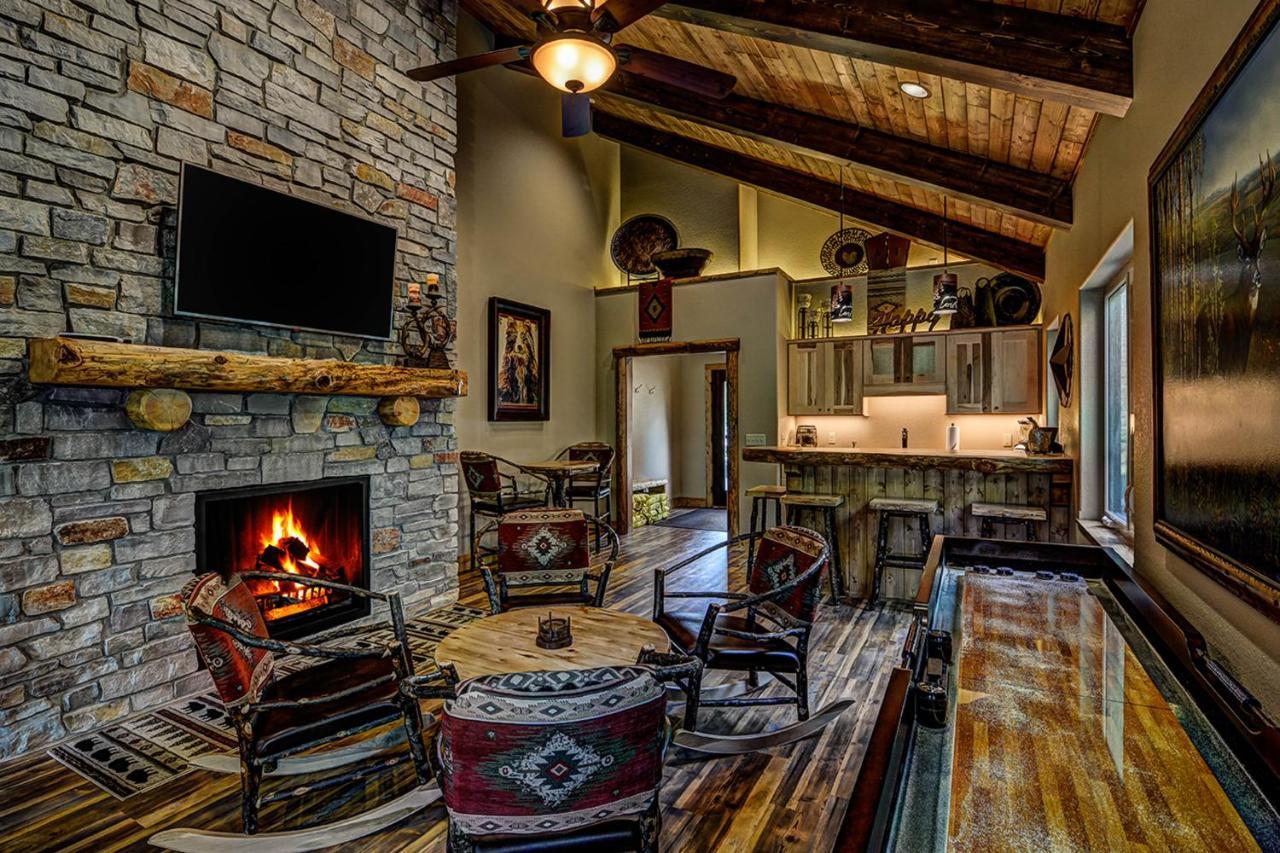 Whispering Pines Lodge: 9 Bedroom イーグル・リバー エクステリア 写真