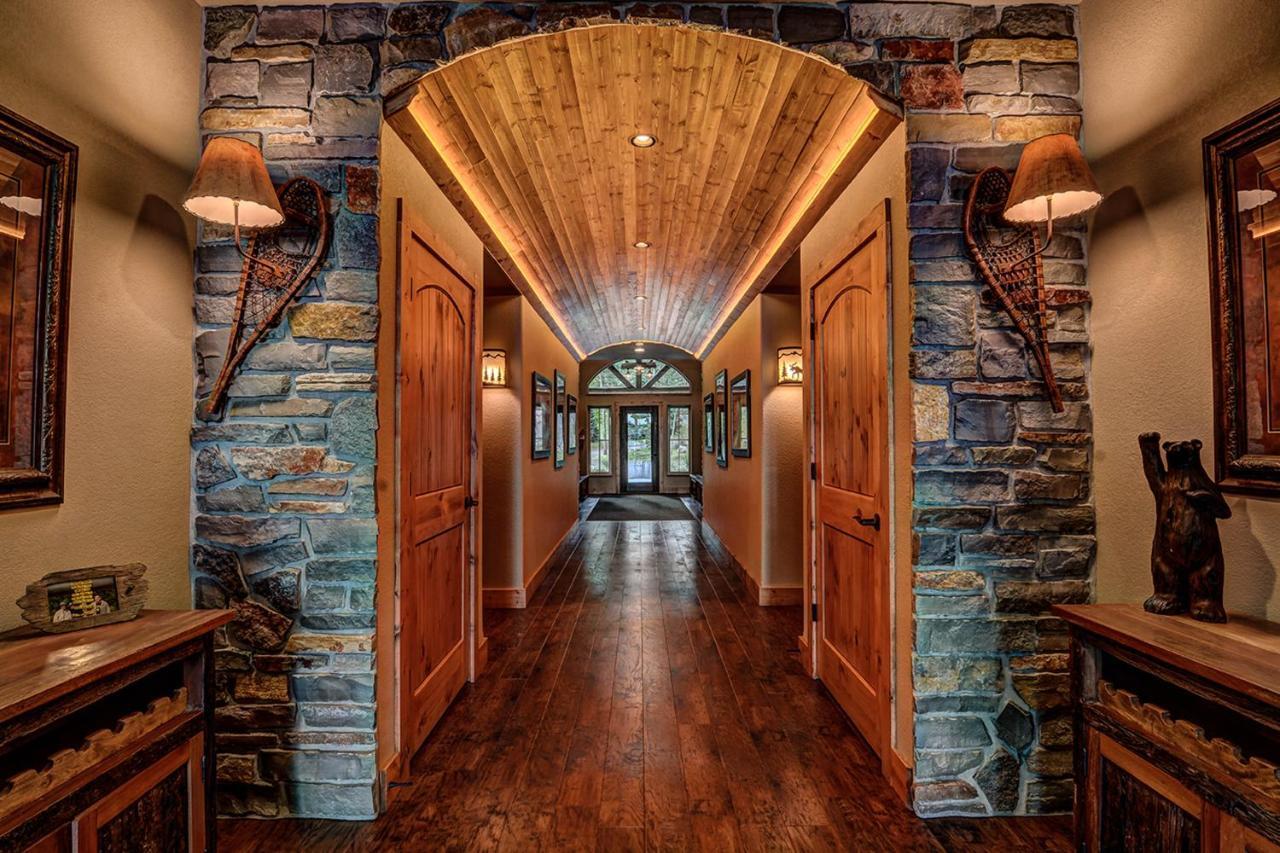 Whispering Pines Lodge: 9 Bedroom イーグル・リバー エクステリア 写真