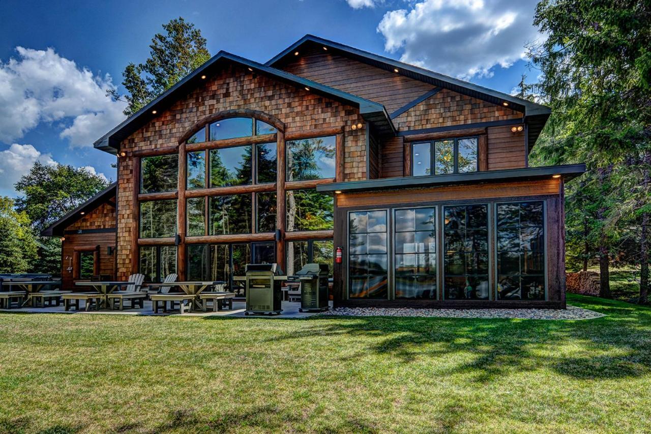 Whispering Pines Lodge: 9 Bedroom イーグル・リバー エクステリア 写真